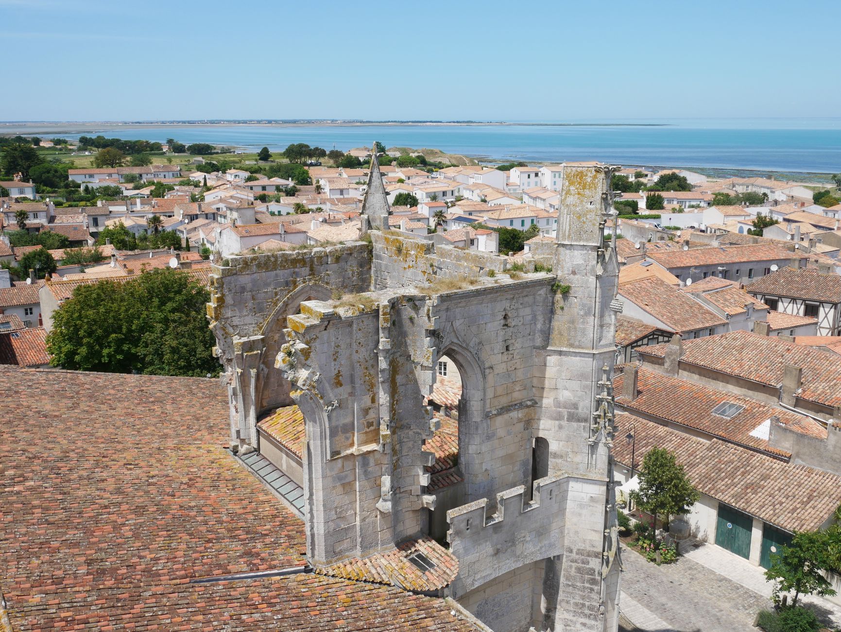 Bâchage de toiture équipe à Brest